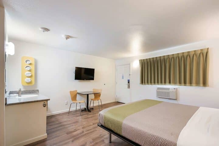 Room 16 of 38